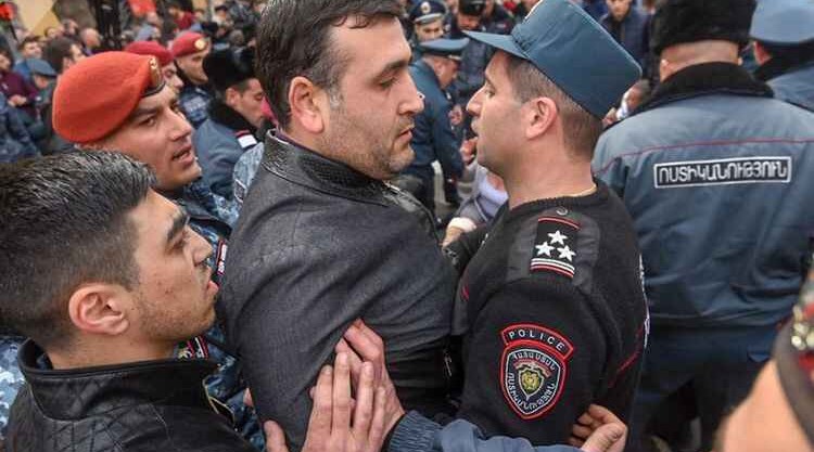 Ermənistanda etirazçılarla polis arasında qarşıdurma <span style="color:red">- Saxlanılanlar var</span>