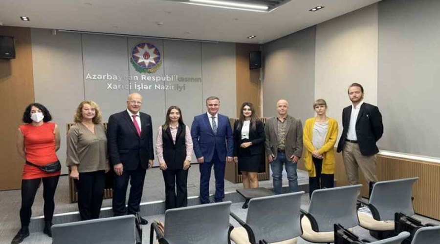 Начальник Управления пресс-службы МИД Азербайджана встретилась с иностранными журналистами