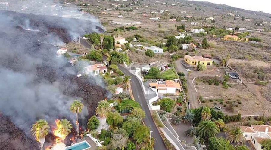 BBC: Canary Islands volcano-Hundreds more evacuated as La Palma lava nears sea