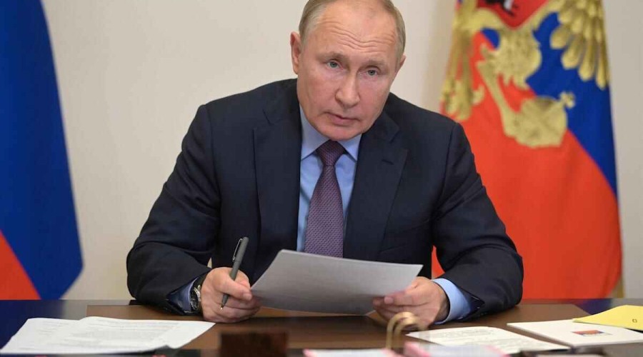 Vladimir Putin fəaliyyətini karantin rejimində davam etdirir