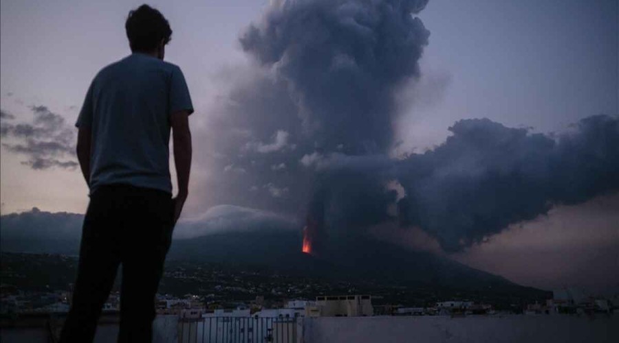 Airlines suspend flights after volcanic eruption in Spain
