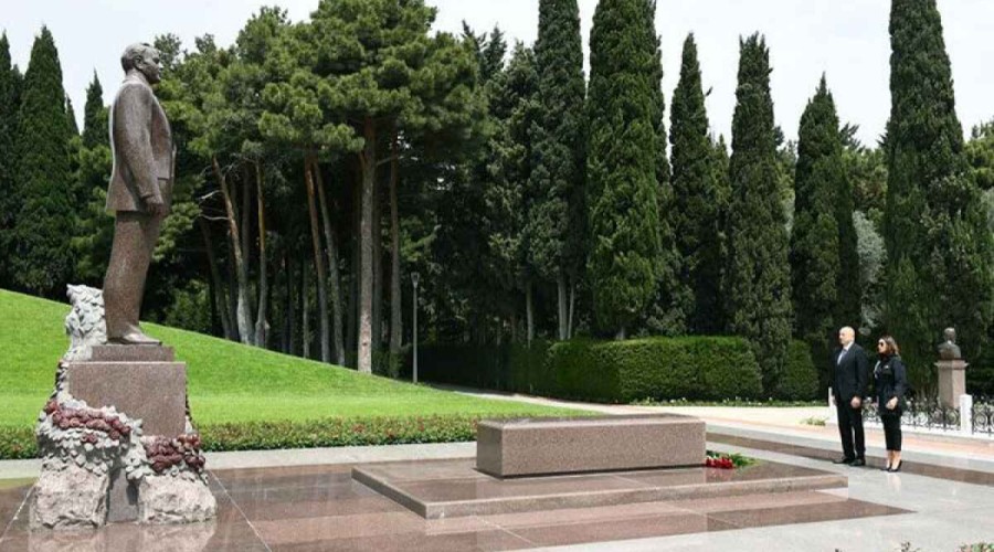 President Ilham Aliyev, first lady Mehriban Aliyeva visit tomb of national leader Heydar Aliyev