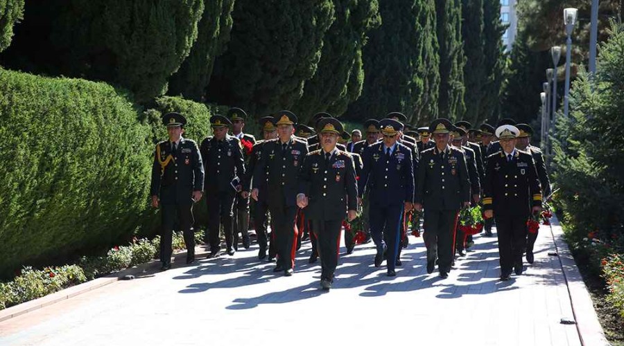 <strong>Руководство Министерства обороны посетило Аллею почетного захоронения и Вторую Аллею шехидов - ФОТО</strong>