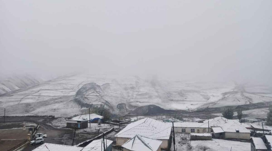 Snow falls to Khinalig and Griz villages of Guba-PHOTO