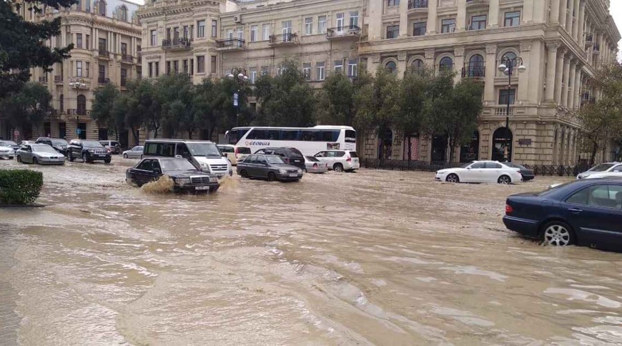Эльдар Азизов сделал предупреждение некоторым руководителям в связи с проблемами, возникшими из-за дождей