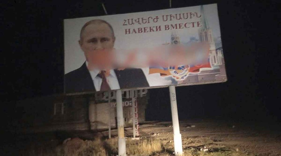 Ermənistanda Putinin şəklinin üstünə söyüş yazdılar