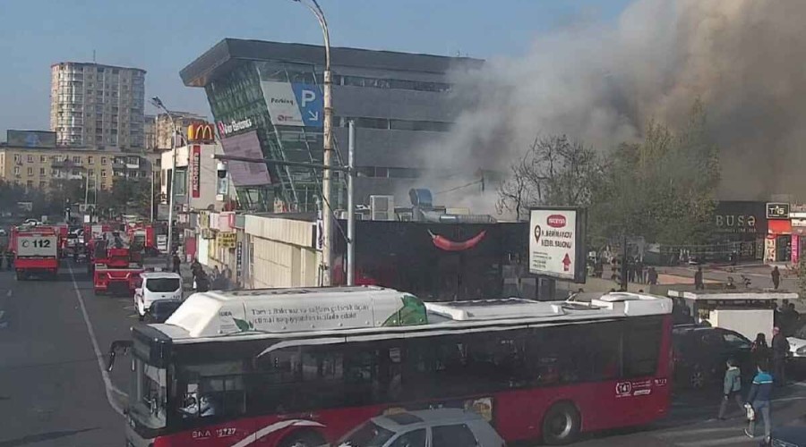 Bakıda ticarət mərkəzi yanır: Yol bağlandı - YENİLƏNİB + FOTO/VİDEO