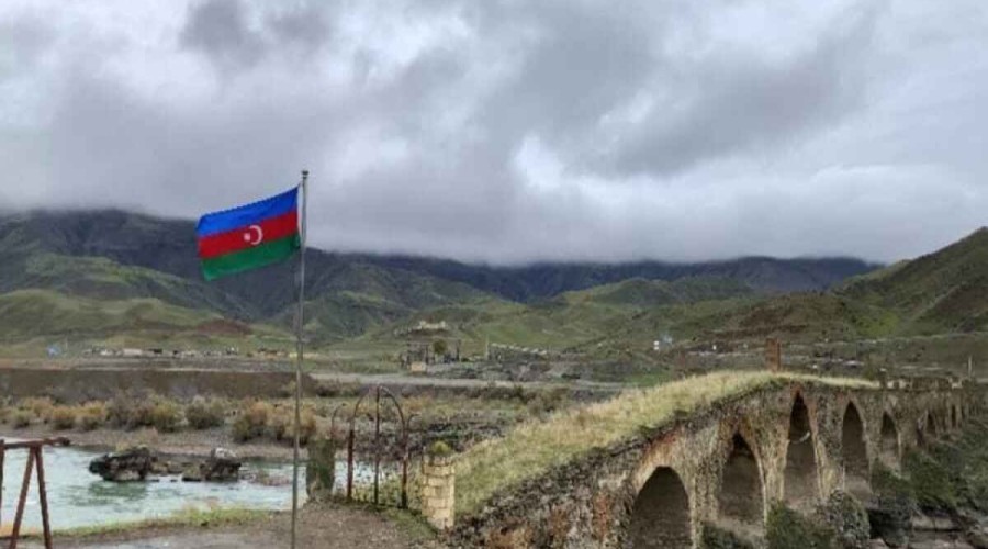 Bir il öncə Xudafərin körpüsü üzərində Azərbaycan bayrağı qaldırılıb