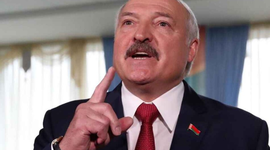 Лукашенко заявил, что вакцинируется белорусским препаратом от коронавируса