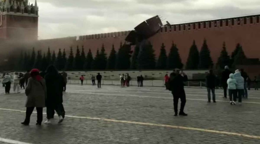 Kremlin wall battlements damaged by strong wind