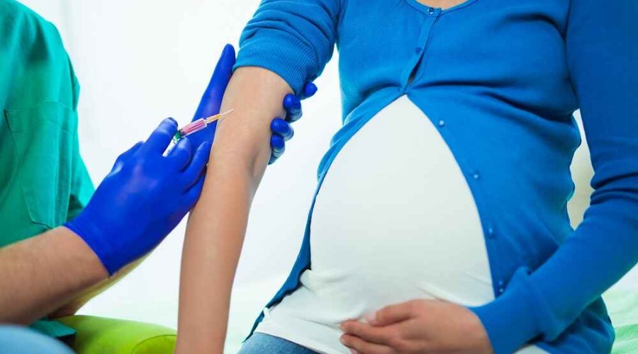 <strong>Минздрав рекомендует вакцинироваться беременным женщинам старше 35 лет</strong>