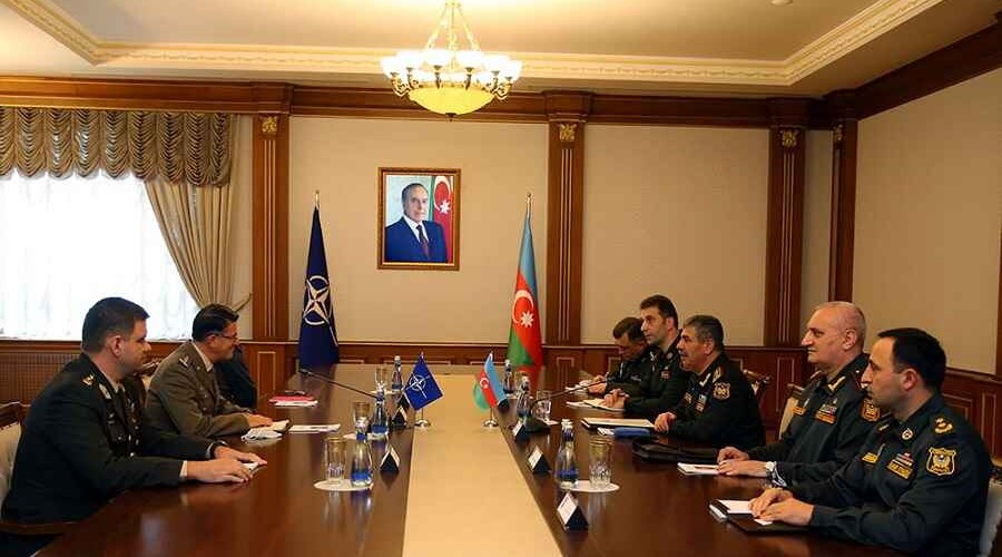 <strong>Министр обороны Азербайджана встретился с представителем НАТО</strong>
