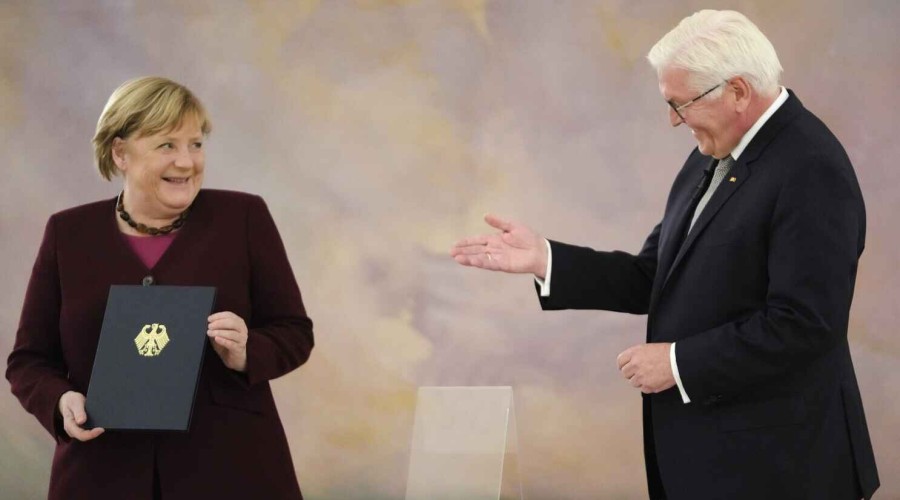 Almaniyada "Merkel erası" sona çatdı - <span style="color:red">16 illik kansler vəzifədən getdi</span>
