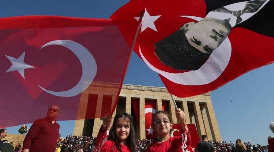 <span style="color:red">Турция отмечает День Республики</span>