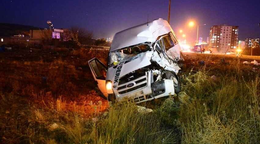 İstanbulda mikroavtobus qəzaya uğrayıb, ölən və yaralananlar var