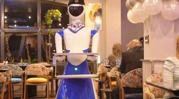 İraqda robot ofisiantların xidmət etdiyi restoran açıldı – <span style="color:red">VİDEO</span>