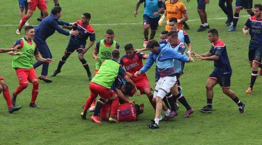 Azərbaycan çempionatında futbolçular arasında kütləvi dava düşüb