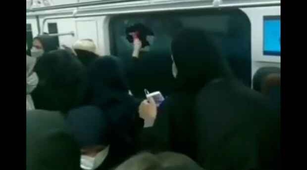 İran metrosunda boğulan insanlar qatarın şüşələrini qırdılar <span style="color:red">– VİDEO</span>