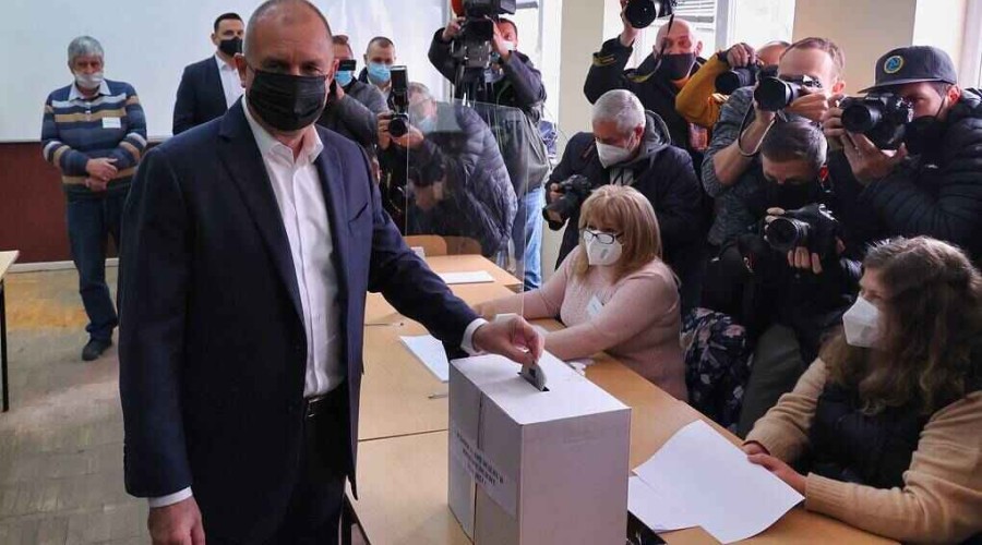 Bolqarıstanın hazırkı prezidenti Radev seçkilərin ikinci turunda qalib gəlib 