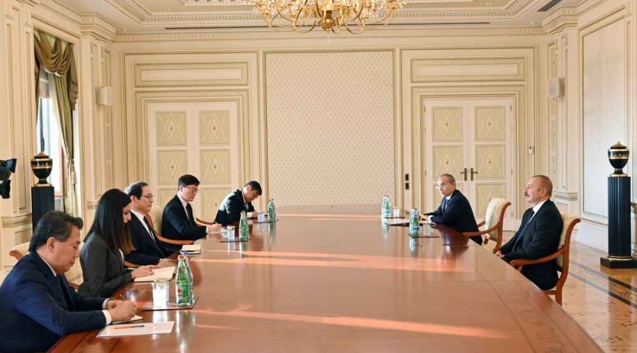 <strong>Ильхам Алиев принял председателя Комитета по северному экономическому сотрудничеству при президенте Кореи - ФОТО</strong>