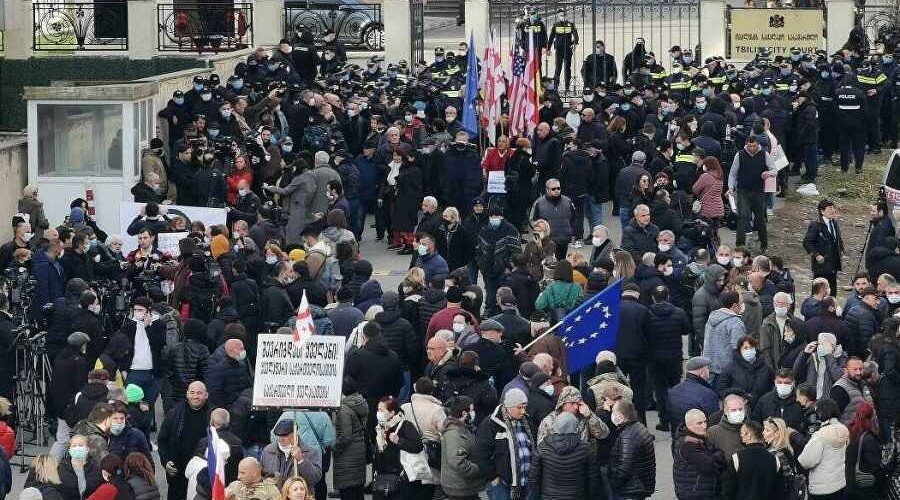 Сторонники Саакашвили подрались с полицией у здания Тбилисского суда