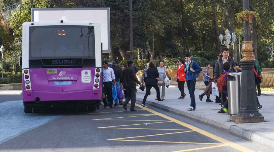 Bakıda qadın avtobusdan yıxıldı, ağır xəsarət aldı