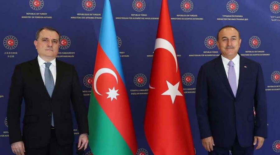 Главы МИД Азербайджана и Турции обсудили выполнение трехсторонних заявлений