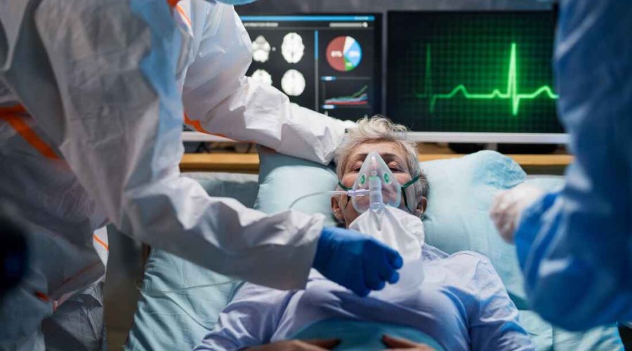 ВОЗ считает, что «омикрон» вызовет новую волну госпитализаций и смертей