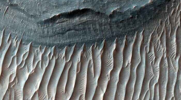 Marsda iri buz yataqları aşkarlandı