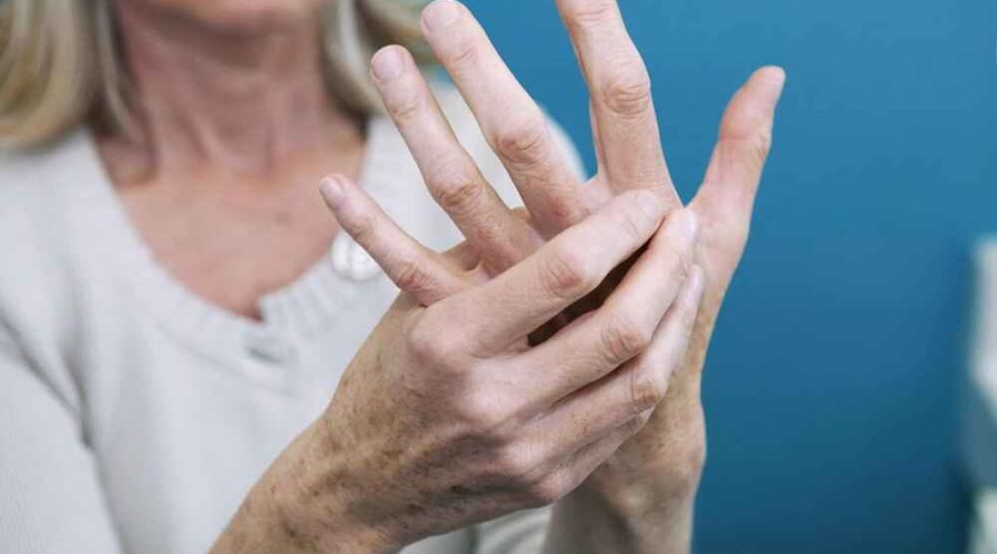 Ревматоидный артрит: 4 симптома, которые серьезно ухудшаются зимой