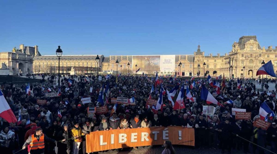 Fransada sanitar buraxılış rejiminə qarşı nümayiş keçirilib
