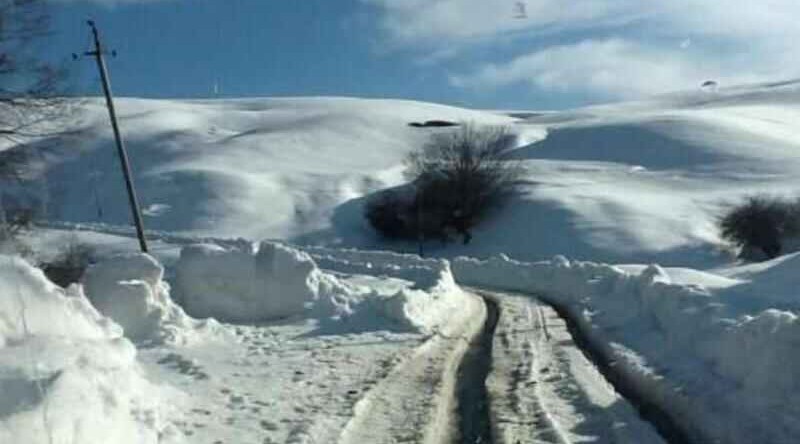 Kəlbəcər yoluna 35 sm qar yağdı, yollar buz bağladı
