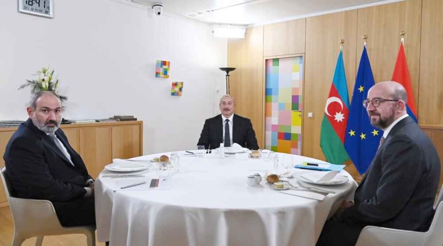 <strong>Никол Пашинян рассказал однопартийцам подробности переговоров с Ильхамом Алиевым</strong>