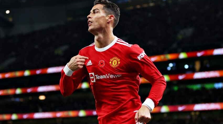 Cristiano Ronaldo considering leaving Manchester United