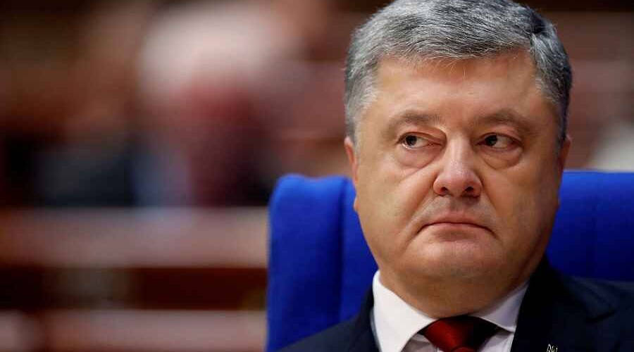 Последователи партии Порошенко встречают его в аэропорту Киева