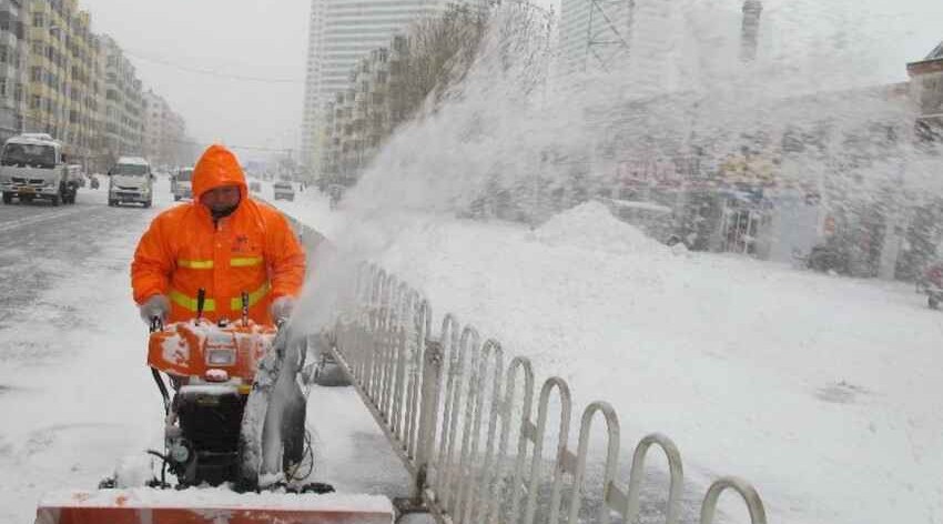 Snowfall paralyzes traffic in northern Japan