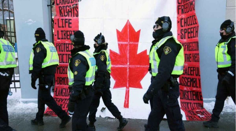 Key US-Canada crossing reopens as protests go on