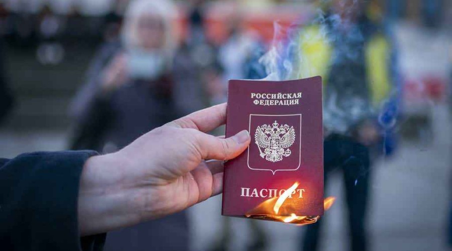 Woman burns her Russian passport in Ukraine protest - <span style="color:red">Video</span>