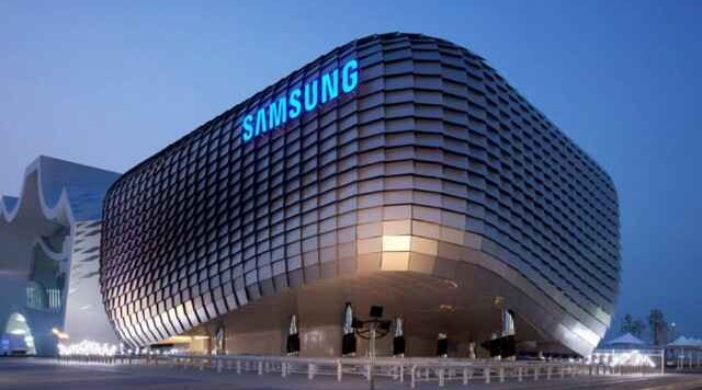 Samsung suspends sales in Russia