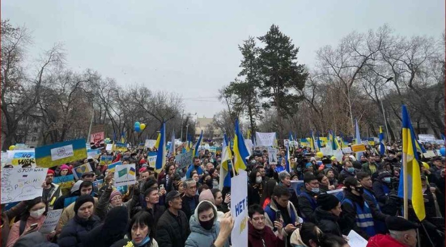 В Казахстане люди вышли на митинг в поддержку Украины <span style="color:red">- ВИДЕО</span>