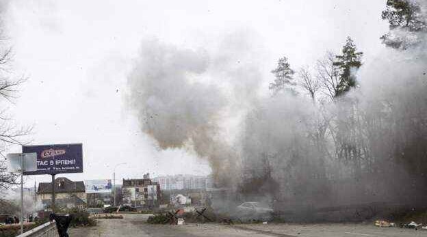 Chaotic scenes as people flee town close to Kyiv