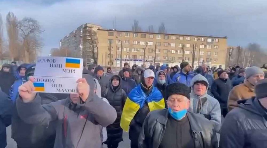 Жители Мелитополя вышли на митинг: требуют от оккупантов отпустить мэра <span style="color:red">- ВИДЕО</span>