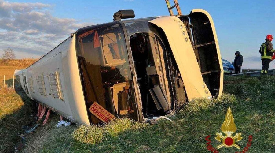 Bus carrying dozens of Ukrainians overturns in Italy, one woman dead