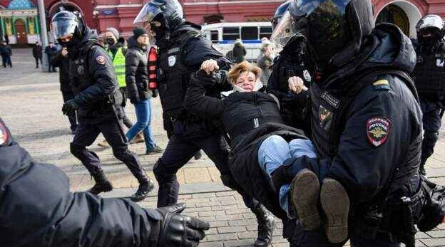 800 detained at Russia anti-war protests