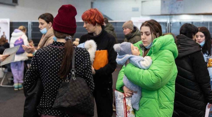 Tens of thousands fleeing under-attack Mariupol