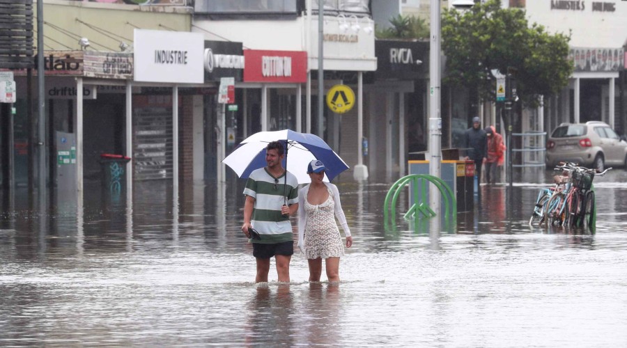 Thousands of Australians flee homes as floods inundate towns