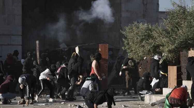 Palestinians clash with Israeli police at Jerusalem holy site, 152 injured