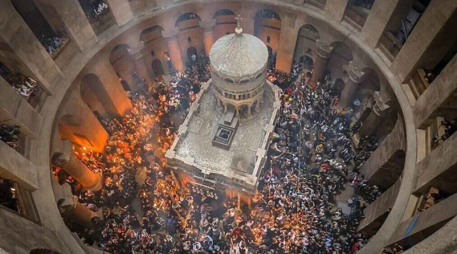 Holy Fire appears at Jerusalem's Church of the Holy Sepulchre