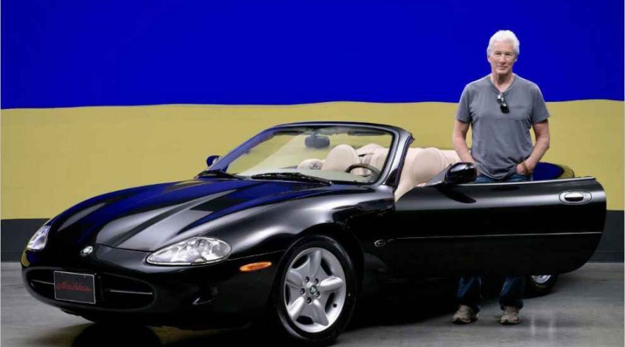 Ричард Гир продает свой роскошный Jaguar, чтобы помочь украинцам