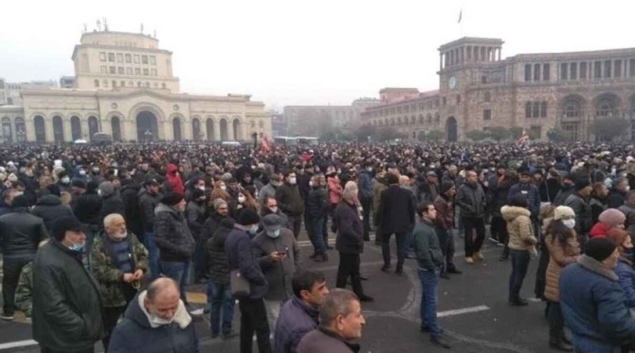 Armenian opposition blocks capital streets

